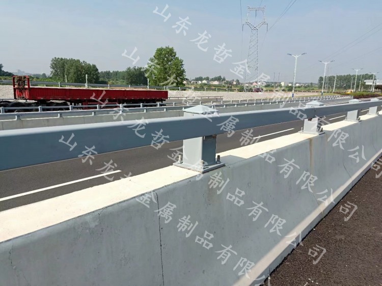 一道橫梁防撞欄桿工程案例 一道橫梁防撞欄桿工程案例